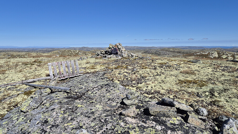 På toppen av Jonsnuten (1453). Bildet tatt i nordøstlig retning.