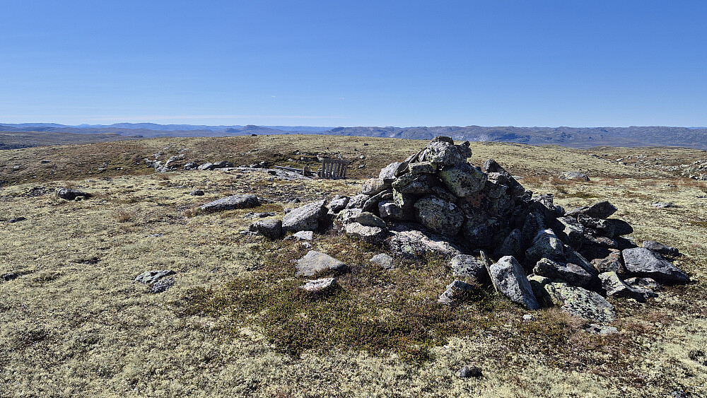 Toppvarden på Jonsnuten (1453) lignet mer på en steinhaug, men det skyldes nok at den har nok rast sammen en gang. Utsikt mot sørvest.