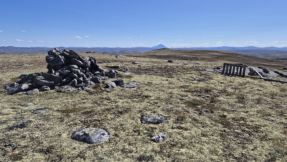 Et herlig, mykt og lettgått terreng på toppen av Jonsnuten (1453) og i området rundt. I bakgrunnen stiger Gaustatoppen (1883) høyt over det øvrige landskapet.
