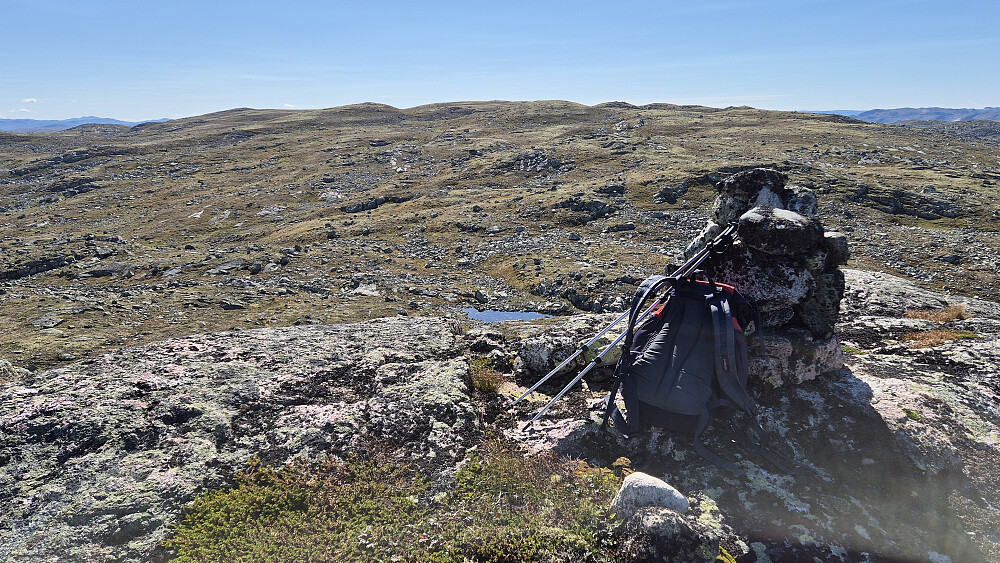 På toppen Vest for Torshalltjønni (1428). Utsikt tilbake mot Jonsnuten (1453), hvor toppvarden kan skimtes nøyaktig midt i bildet.