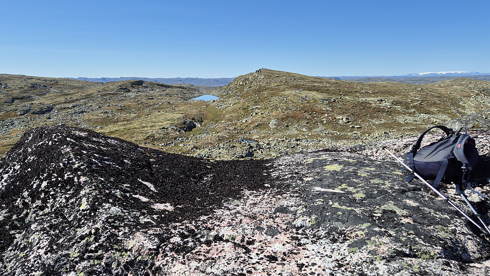 Sekken min ligger på toppen Sørvest for Torshalltjønni (1416). Toppen litt lengre bak midt i bildet, er Vest for Torshalltjønni (1428). Langt bak og helt til høyre ses Hardangerjøkulen.