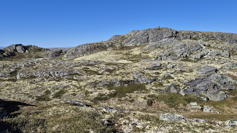 Jeg nærmer meg Nutenuten (1372), som er oppe til høyre. Helt til venstre ses Nutenuten Nordvest (1363).