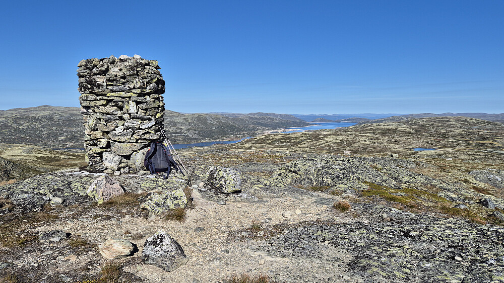 Ingen tvil om at Nutenuten (1372) hadde turens mest imponerende toppvarde. En fin topp, som også er trig. punkt. Det store vannet bak til høyre er Sønstevatn.