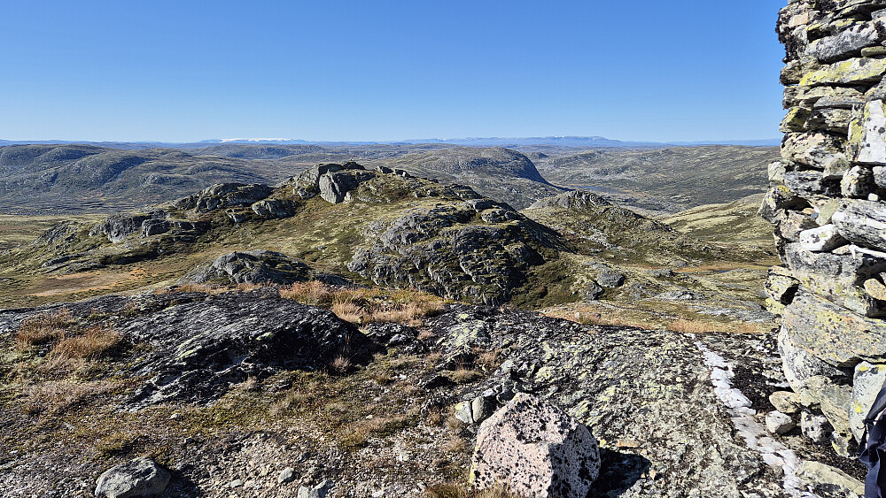 Utsikt mot nordvest fra toppen av Nutenuten (1372). Den knausete toppen litt lengre bak og noe til venstre, er Nutenuten Nordvest (1363). Isbreen langt bak til venstre er Hardangerjøkulen, mens Hallingskarvet er bakerst midt i bildet.