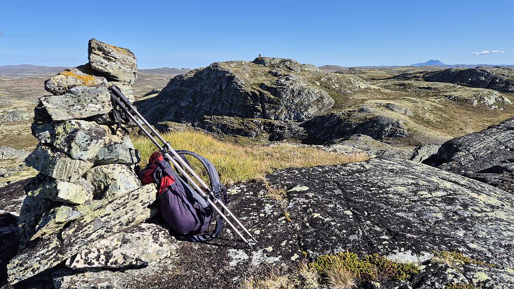 I forgrunnen er toppvarden på Nutenuten Nordvest (1363). Bak og midt i bildet ses Nutenuten (1372) med den store og flotte toppvarden. Gaustatoppen snek seg med på bildet, og ses langt bak til høyre.