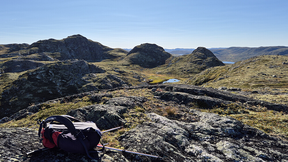 På turens siste topp, Nutenuten Nord (1327). Den høyeste toppen til venstre, er Nutenuten Nordvest (1363).