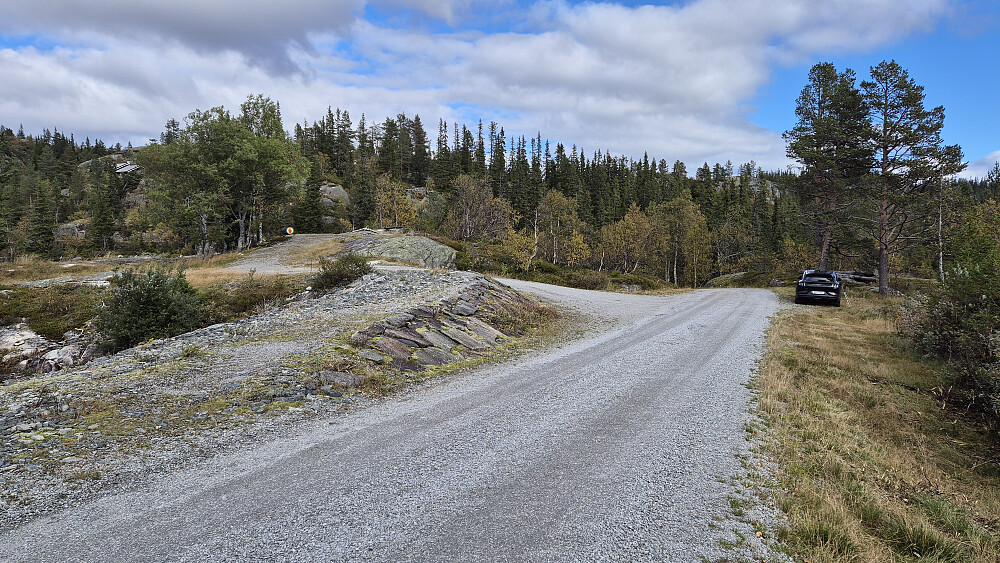 Jeg satte igjen bilen i denne lommen ved Skjesvatn, som er utenfor bildet til venstre.