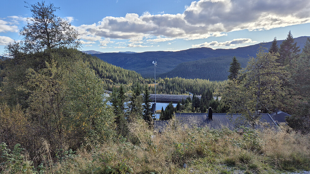 Litt oppi bakken på vei mot Listul ser jeg tilbake ned mot demningen i Valoset.