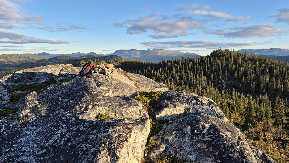 Nydelig kveldssol på den flotte utsiktstoppen Nord for Brennehov (962). Selve Brennehov (973) er åsen til høyre. Det store fjellet bakerst midt i bildet er Mælefjell (1414).