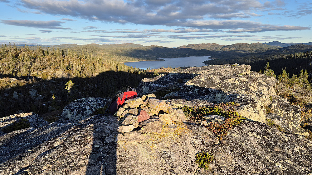 Utsikt østover fra toppen Nord for Brennehov (962). Vannet midt i bildet er Breivatn.