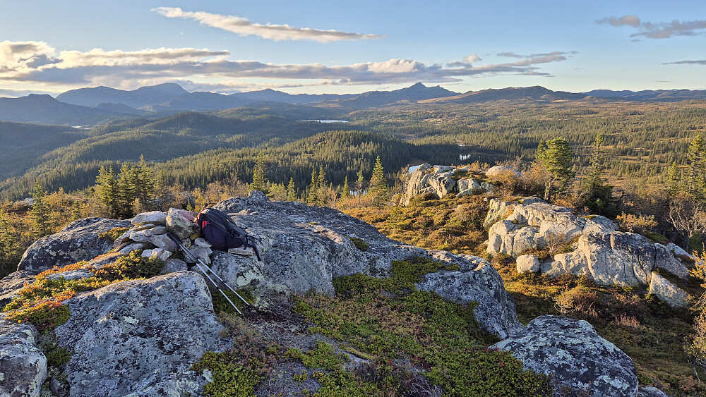 Utsikt mot nordvest fra toppen Nord for Brennehov (962). Det store fjellet bakerst til venstre er Brattefjell (1540), mens Vindeggen (1516) er i bakgrunnen litt til høyre i bildet.