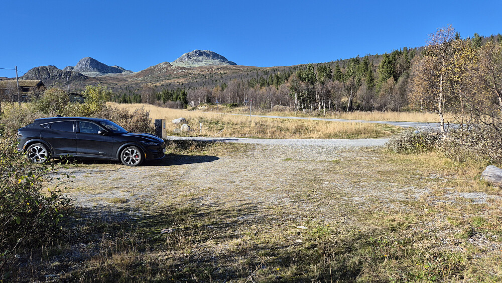 Parkeringsplassen. De to høyeste toppene i bakgrunnen er Lille Gaustakne (1446) til venstre, og Store Gaustakne (1525) mer midt i bildet.
