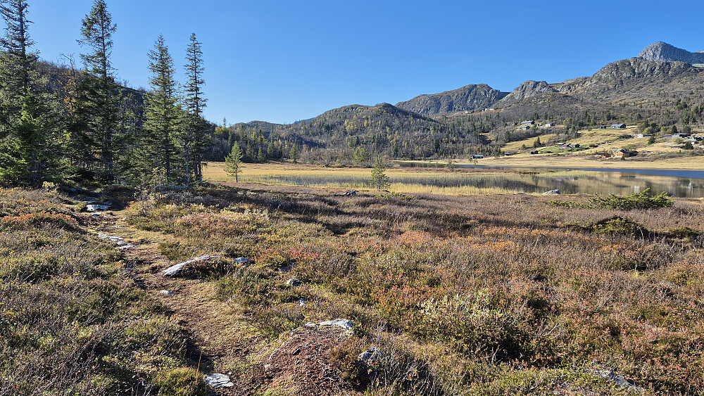På stien langs sørsiden av Bekkjestultjønn. Toppen øverst til høyre i bildet er Lille Gaustakne (1446).