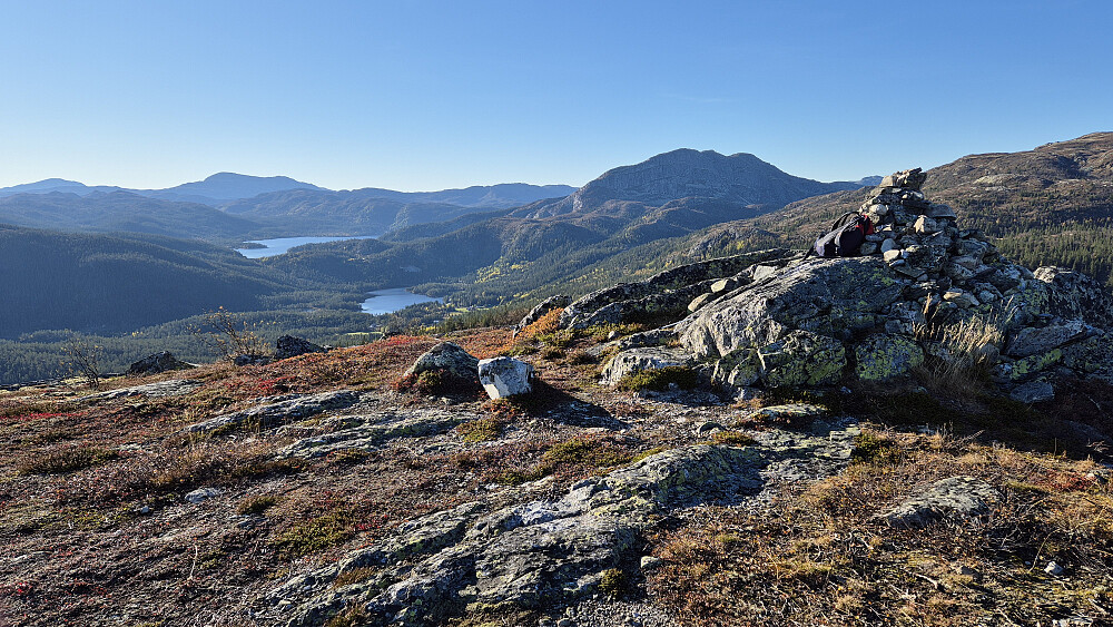 I forgrunnen til høyre er toppvarden på Store Åråhovde (1001). Det store fjellet lengre bak på høyre side, er Bonsnos (1304). Bildet tatt mot vest/nordvest.
