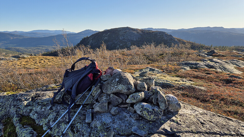 På toppen av Vesle Åråhovde (980). Lengre bak og midt i bildet, er Store Åråhovde (1001). Like til venstre for varden på Store Åråhovde kan man skimte en person som er på toppen.
