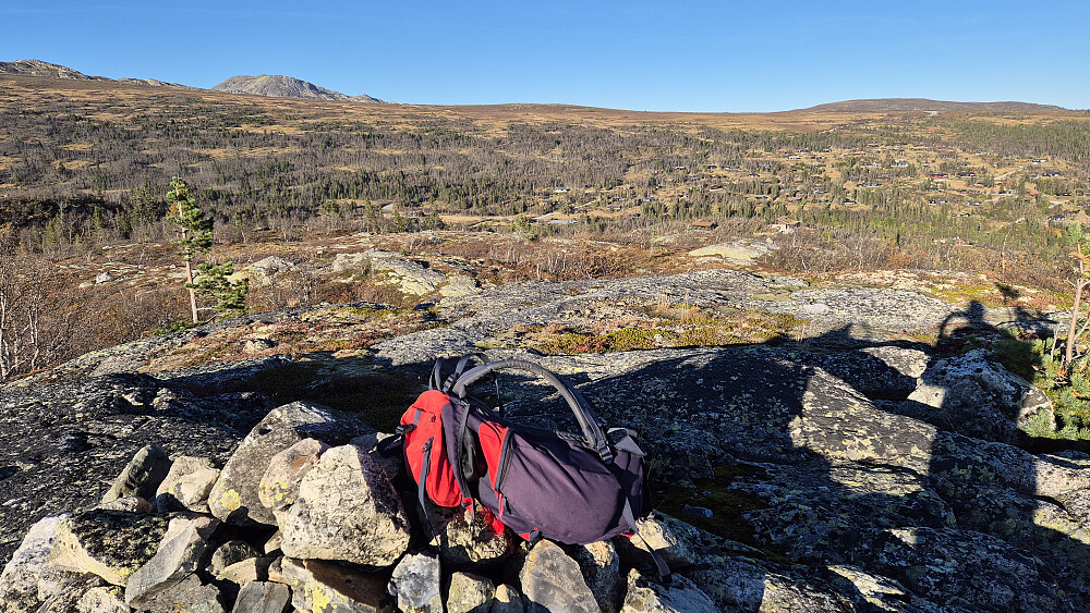 På toppen av Vesle Åråhovde (980). Utsikt mot nordøst, tilbake i retning bilen min, som befinner seg temmelig midt i bildet. Men bilen er knapt synlig ... 