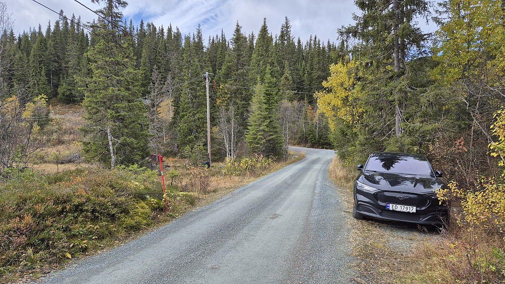 Parkering i en liten lomme ved utløpet av Leitestjønn.