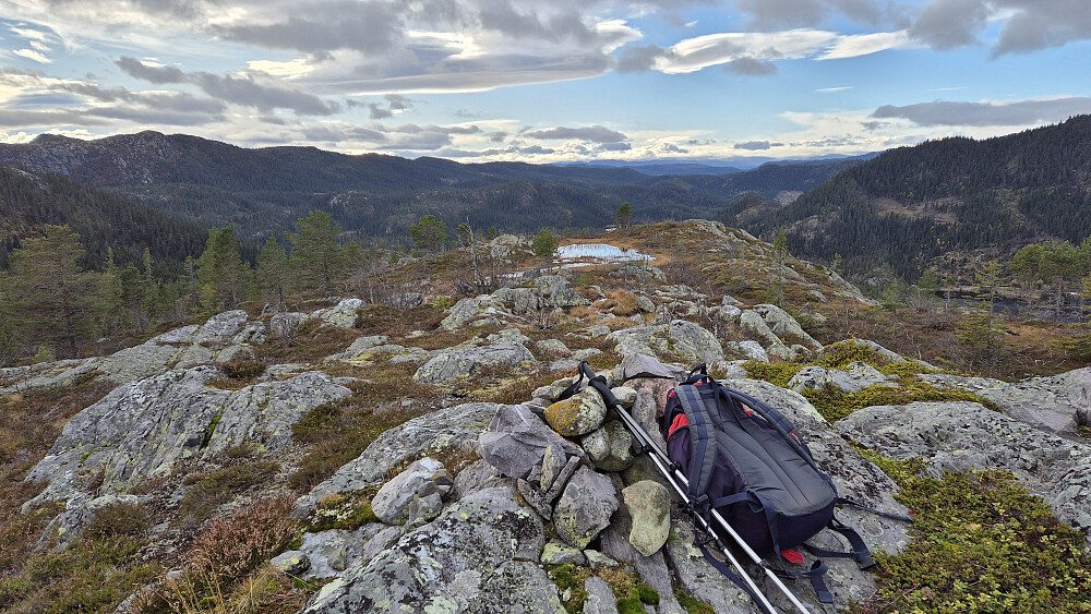 Utsikt mot sørvest fra toppen av Jønnardalsfjellet (870).