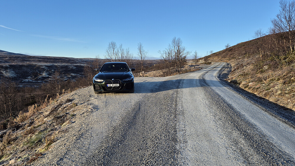 Stien jeg fulgte i starten begynner ved denne veilomma. Bildet tatt vestover.