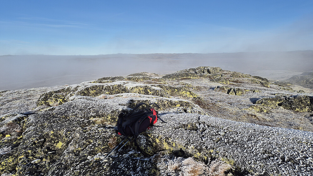 På turens første topp, Lonntjønnibba (1331), kom det noen tåkeskyer som ganske kjapt sprakk opp.