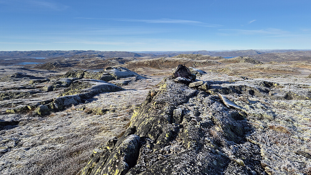 Sekken min ligger på toppen av Staupsfjellet (1340). Utsikt mot vest.
