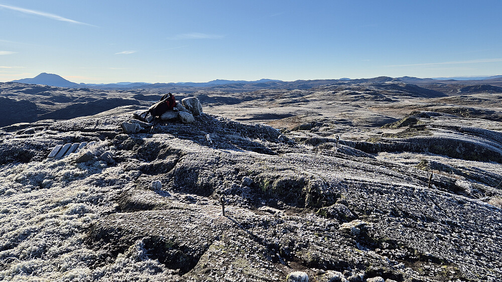 Stusslig toppvarde på Staupsfjellet (1340), hvor det også var bolter i fjellet og andre rester etter fastmerke/trig. punkt. Bildet tatt mot sør. Gaustatoppen (1883) ses helt til venstre.