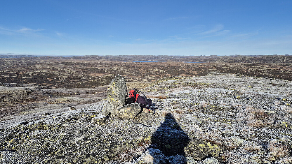 Toppvarden på Staupsfjellet Nord (1338). Utsikt mot nord/nordvest. Bilen min står parkert langs Kalhovdvegen helt til venstre i bildet, like til høyre for det store, lyse området på nedsiden av veien.