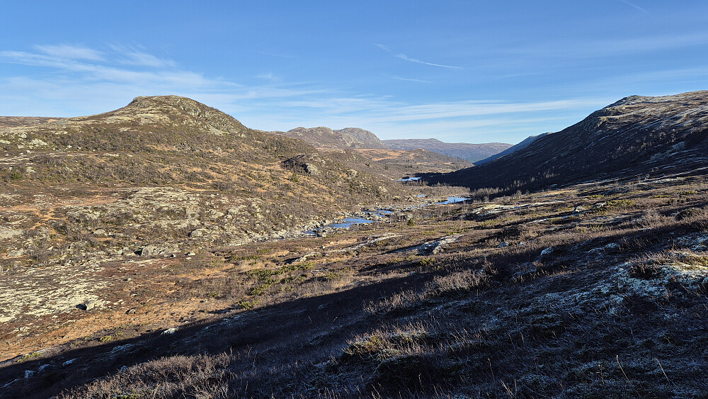 Bildet er tatt nedover dalen like etter at elgen hadde passert meg. Lite vann i elva Mår, så det var mange steder man lett kom over den tørrskodd. Toppen oppe til venstre er Bjørnhovde (1164), som jeg nå var på vei til.