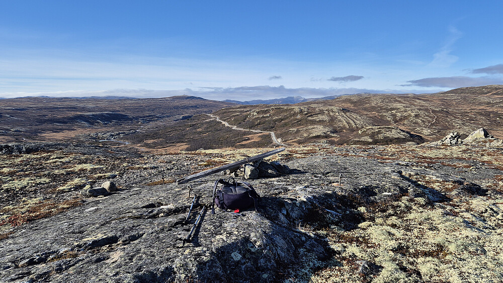Bolter i fjellet etter trig. punktet på toppen av Bjørnhovde (1164). I bakgrunnen ses veien som går vestover mot Kalhovd. Bilen min står parkert langs veien baki der. Toppen i bakgrunnen litt til venstre, som har en mast øverst, er Vøgårhovde (1260).