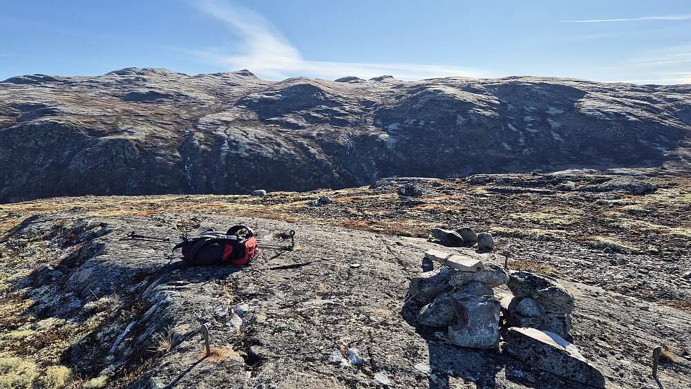 På toppen av Bjørnhovde (1164). Utsikt tilbake mot Staupsfjellet Nord (1338), som er oppe til venstre i bildet.