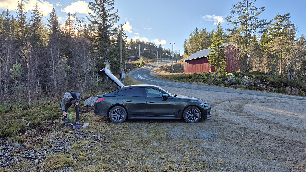 Hans Petter klargjør sekken på den store parkeringsplassen ved Raudkleiv.