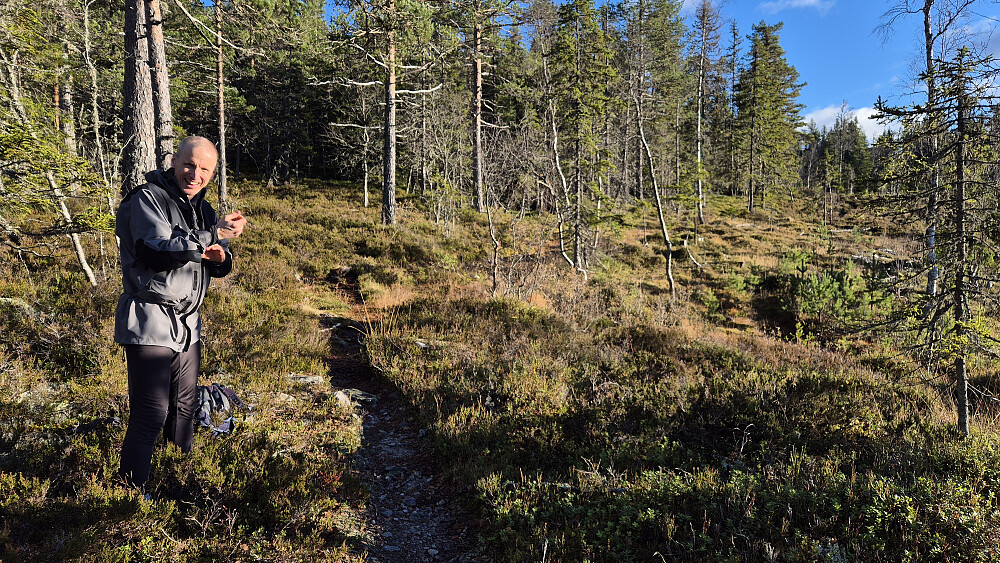 Lettelse i antrekk og en liten pause, på et av stedene hvor det ikke var så vått i stien.