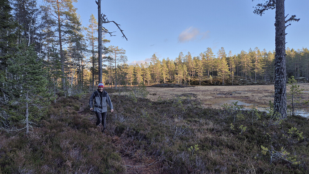 På stien i det myrlendte terrenget nord for Årnotratjønn. Her var stien mye mindre våt enn fryktet.