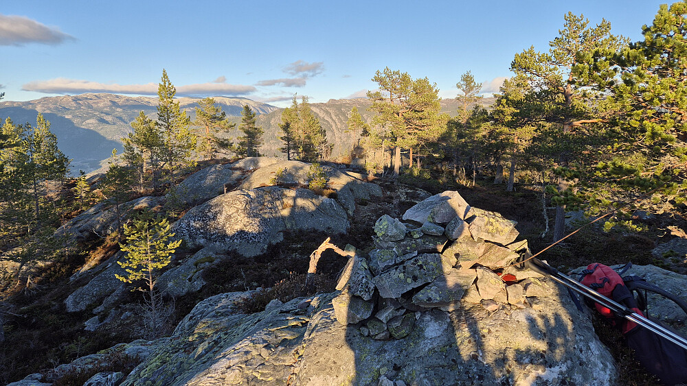 På toppen av Årnotra (700). Bildet tatt mot nordøst. Bakerst til venstre er Mælefjell-massivet.