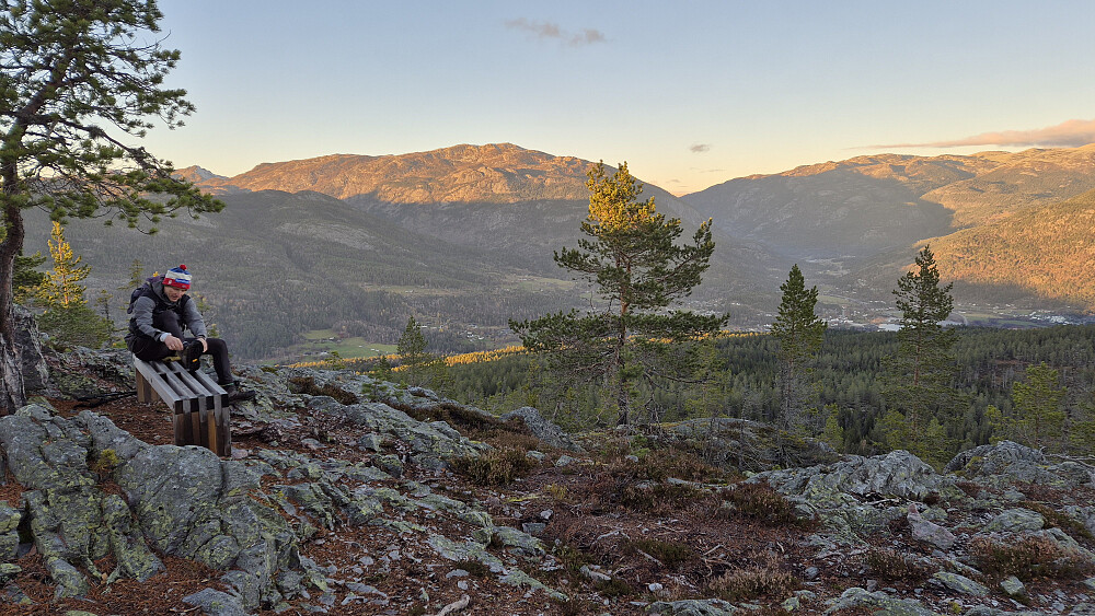 Utsiktspunktet hvor man ser ned mot Seljord, som er nedenfor til høyre i bildet. På denne plassen er det en benk hvor man kan sette seg ned og nyte utsynet. Fjellet i bakgrunnen midt i bildet, er Skorve (1370).