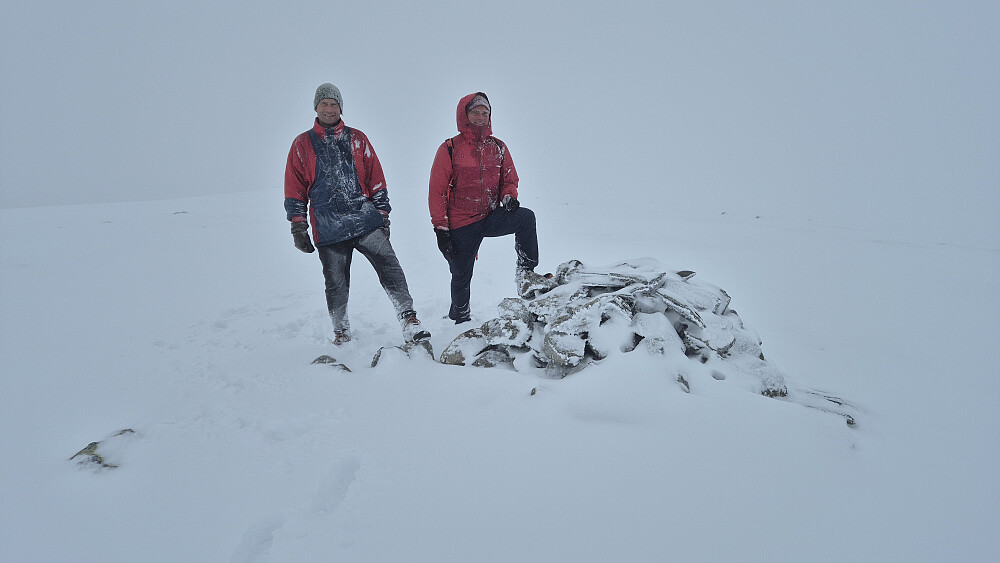 Begrenset sikt på toppen av Smådalsfjellet (1372) i dag.