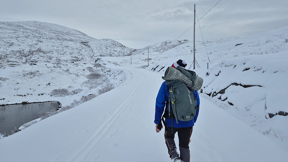 Vandring på veien som går til Eidsbugarden. Noen ivrige skigåere hadde allerede vært ute før oss.