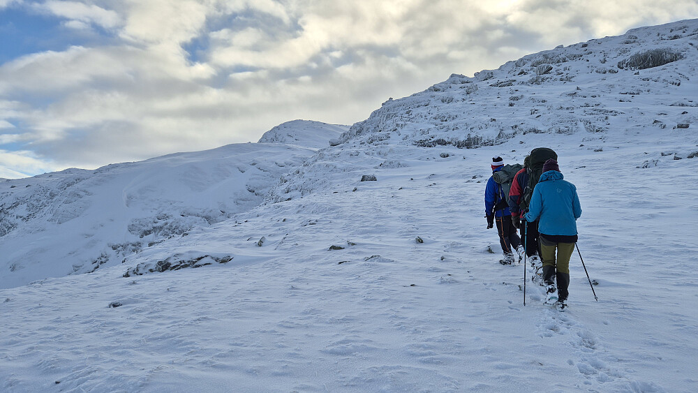 På vei mot Horntind (1454), som her ses bakerst nesten midt i bildet.