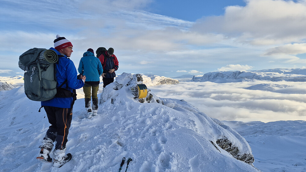 Utrolig fint på toppen av Horntind (1454) i dag. I bakgrunnen til høyre fyller tåka dalen. Bildet tatt mot sørøst.