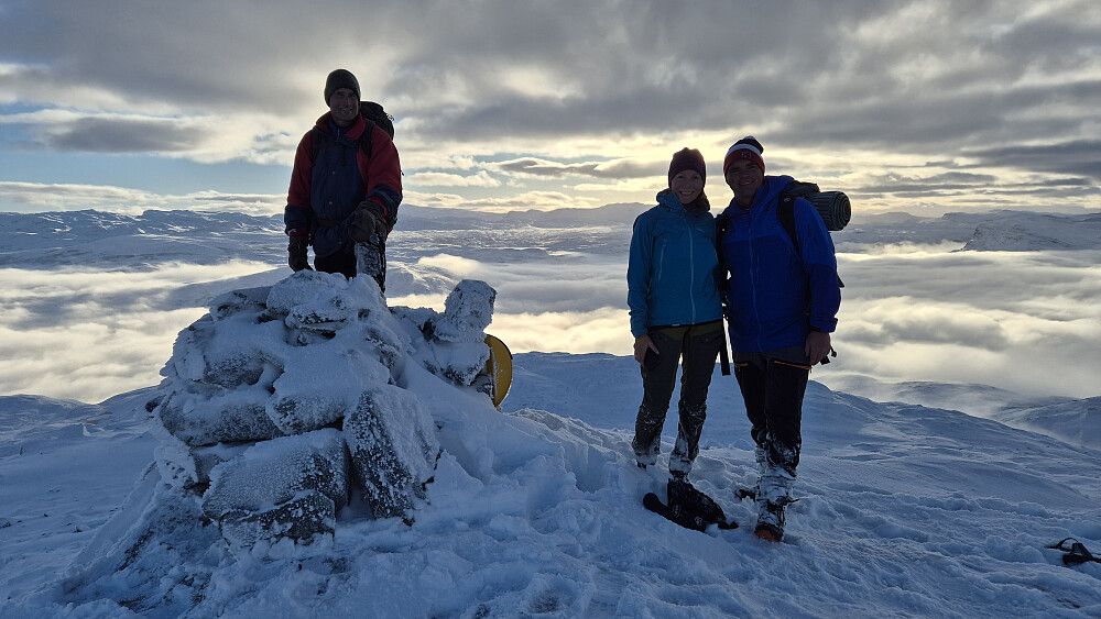 Øyvind, Anne og Morten på toppen av Horntind (1454). Utsikt i sørvestlig retning.