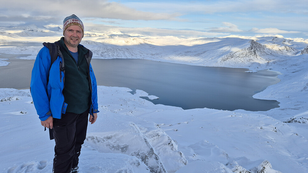 Utsikt mot nordøst fra toppen av Horntind. Det store vannet er Øyangen.