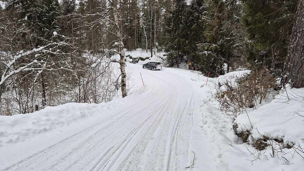 Parkerte i en sving hvor veien var brøytet ekstra bred. Derfra kan man også gå ned til Frønestjenn. På det gule skiltet var det info om fisking.
