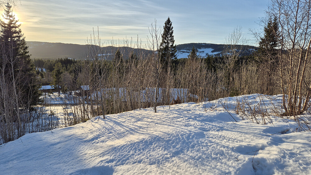Fra veien opp mot Kariåsen (468) fikk jeg dagens beste utsyn. Herfra så jeg ganske godt i flere retninger. Dette bildet er tatt vestover. Åsen bak til høyre er Stubbekollen (617).