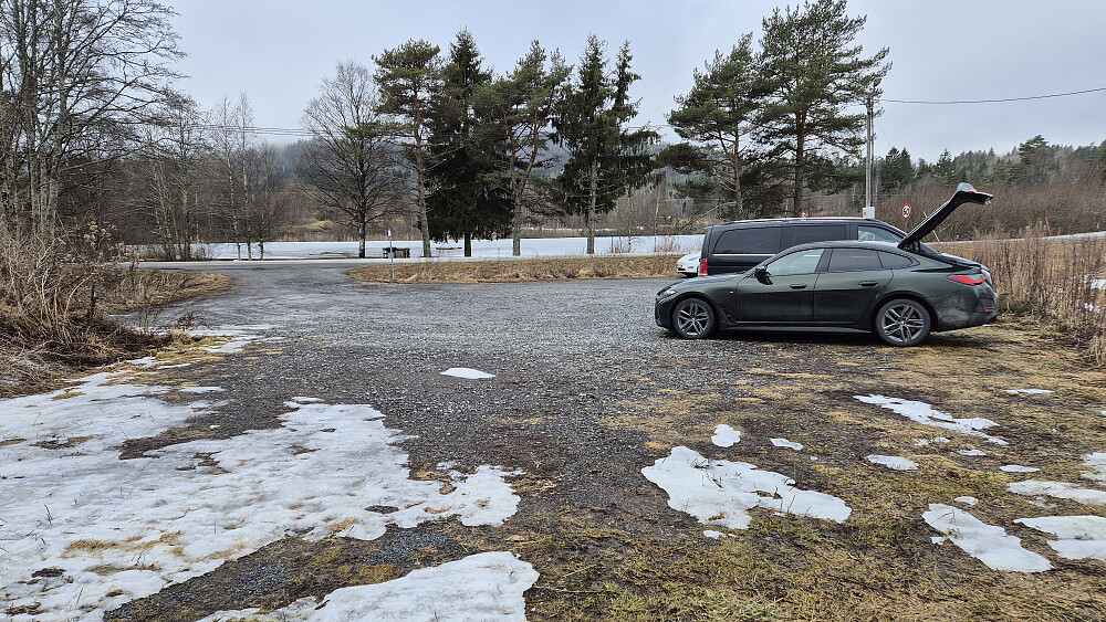 Lave tåkeskyer og grått vær da jeg gjorde meg klar på parkeringsplassen.