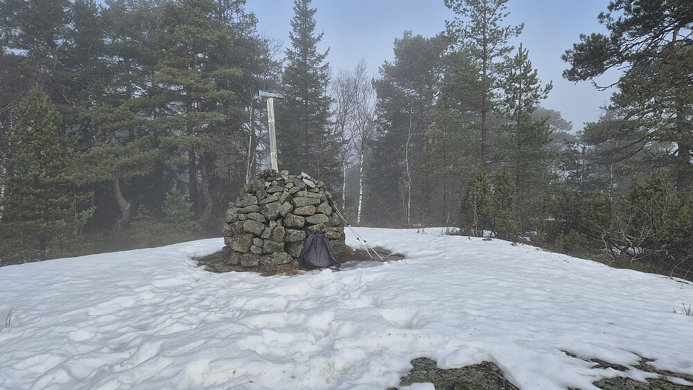 Toppvarden på Fjerdingen (360). Her begynte sola å bryte gjennom tåkeskyene, og like etter ble det blå himmel.