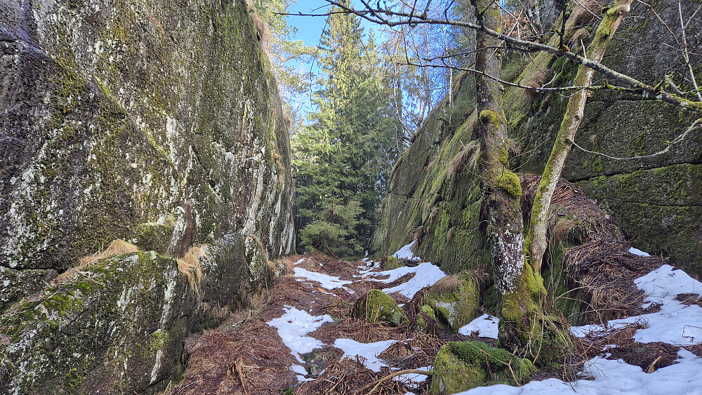 Under nedstigningen fra Fjerdingen fulgte jeg denne tydelige renna sørover. Bildet er tatt oppover, mot nord. Fint å gå i renna, og bare et kort parti var ulendt og steinete. Steile og glatte bergvegger på begge sider.