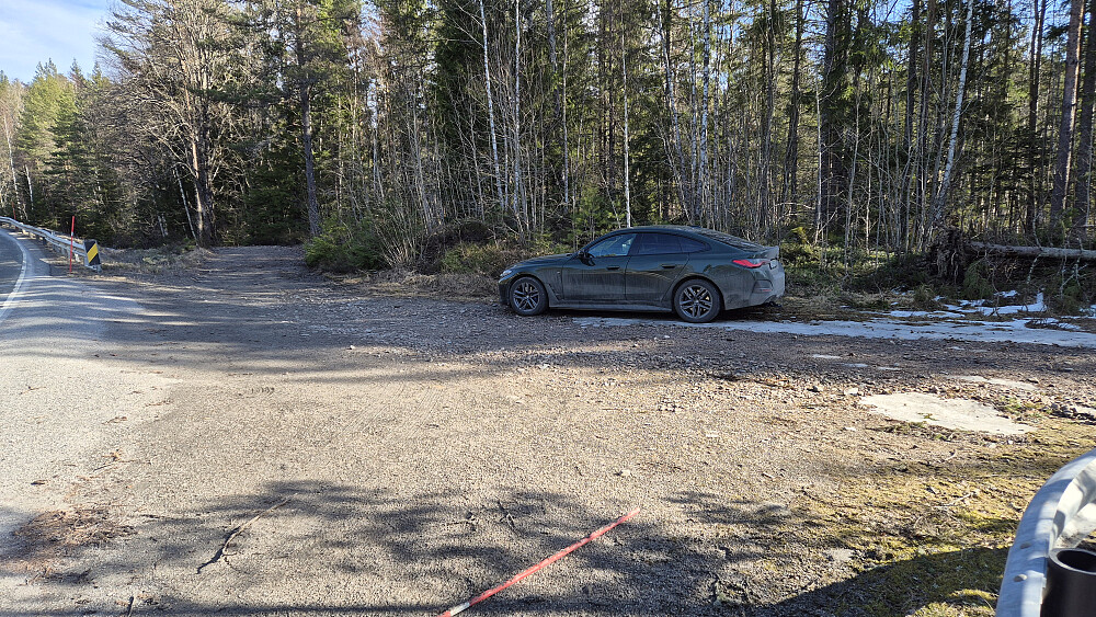 Litt sørøst for Perskåstjenn var det god plass til bilen på et sted hvor det går kjerrevei parallelt med fylkesvei 356. I venstre bildekant ses litt av fylkesveien, mens like til høyre for den er kjerreveien jeg benyttet helt på slutten av turen.  