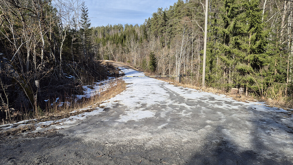 Den låste bommen og grusveien som jeg fulgte i retning Eikelifjellet. 