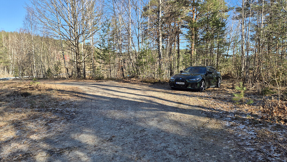 Parkeringslomma ved Strandjordet. Plass til flere biler her.