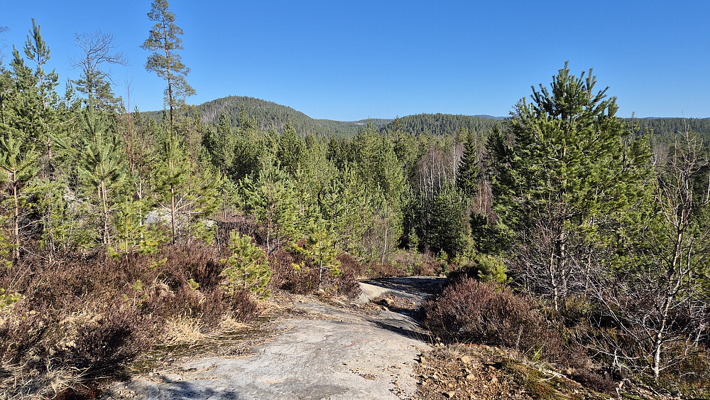 På vei ned fra Laksvassfjellet, med utsikt mot mine to neste turmål: Store Solåsen til venstre, og Litle Solåsen litt til høyre i bildet.